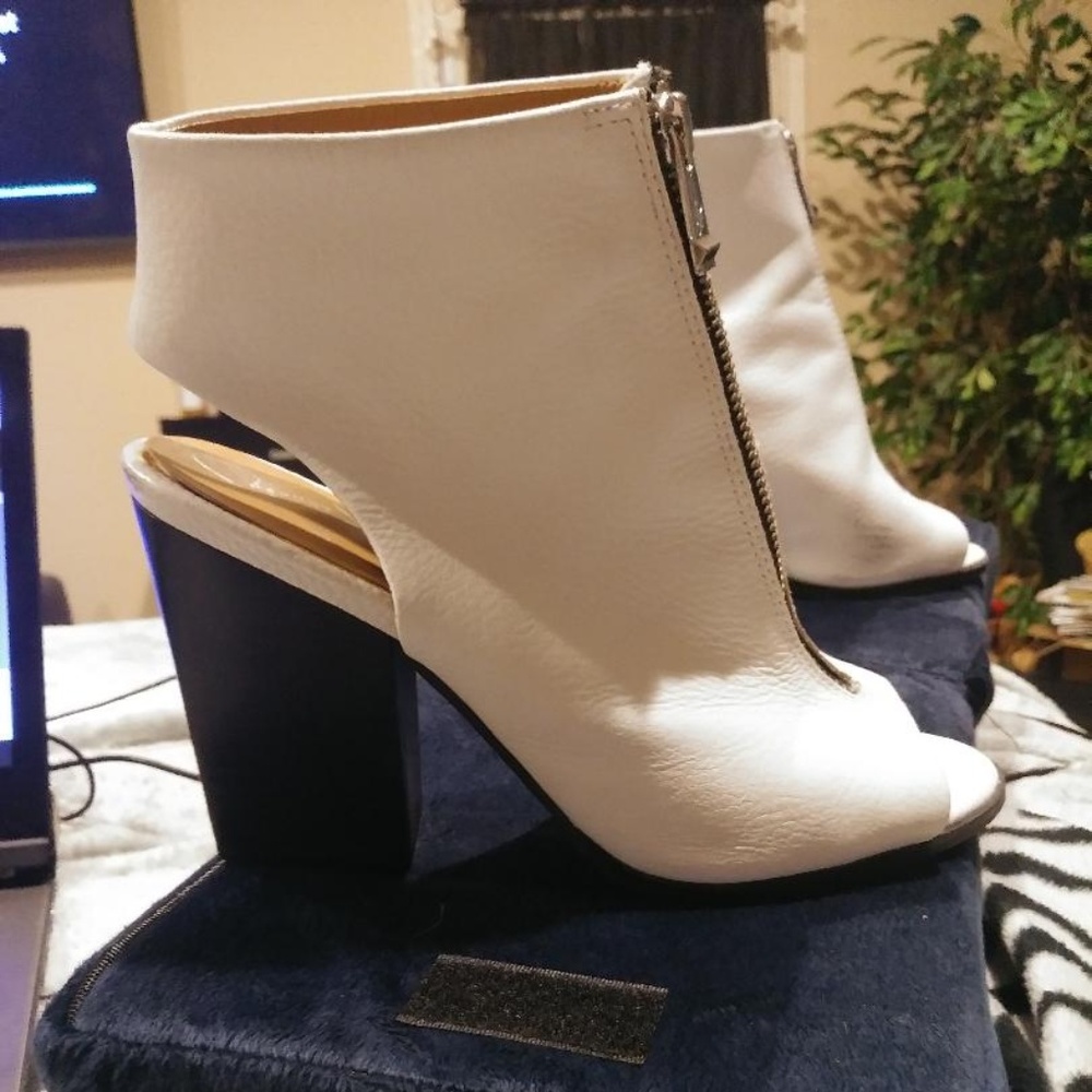 Women White Peeptoe zip Booties 71/2